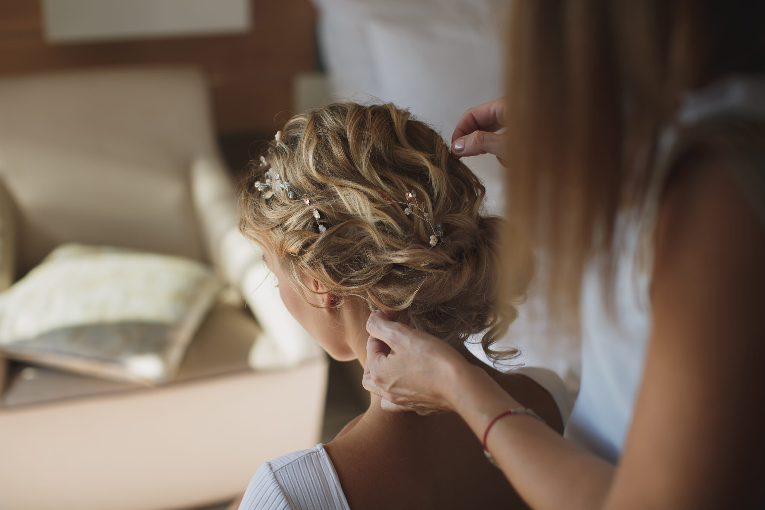 Stylist makes hair the bride